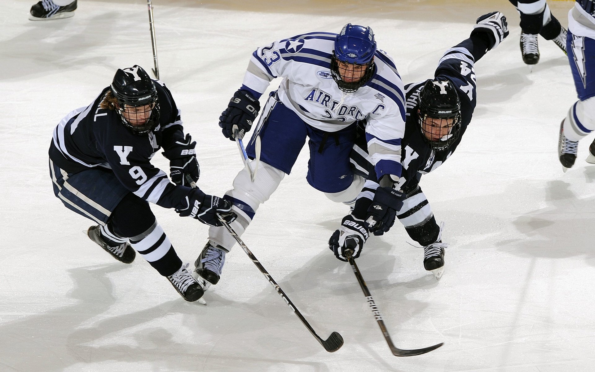 云南队球员在比赛中获得令人惊讶的胜利，云南足球运动员
